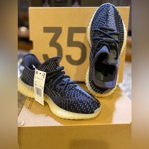 Adidas Yeezy Boost 350 V2 Carbon.